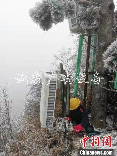 技術(shù)人員將數(shù)套每臺約100斤的AAU設備(5G天線)人工搬運至金頂 王政 攝