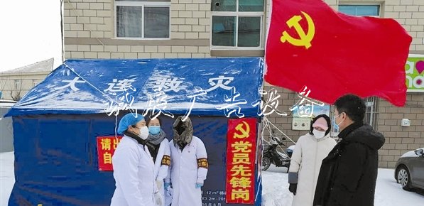 郭媛紅（左一）與社區(qū)黨員志愿者雪中堅(jiān)守防疫崗位。