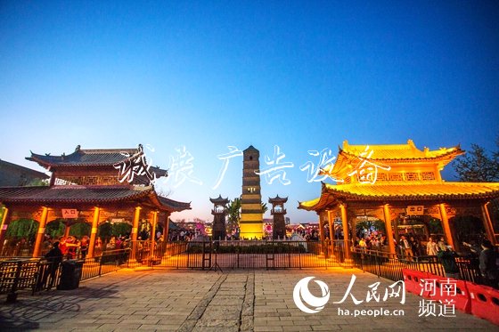河南洛陽(yáng)探索文旅融合:讓文化"活"起來　　古都洛陽(yáng)已經(jīng)成了新晉“網(wǎng)紅”。　　在某視頻平臺(tái)的“打卡”榜上，洛陽(yáng)高居榜眼。華燈璀璨的應(yīng)天門、別具一格的九州池、古今輝映的洛邑古城，<a href=