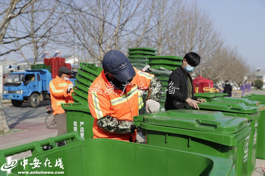 安徽肥西：優(yōu)化鄉(xiāng)村環(huán)閱報(bào)欄燈箱境 分類(lèi)垃圾桶換新裝【組