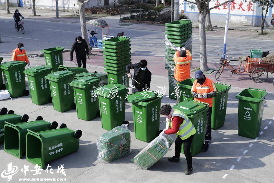 安徽肥西：優(yōu)化鄉(xiāng)村環(huán)閱報(bào)欄燈箱境 分類(lèi)垃圾桶換新裝【組