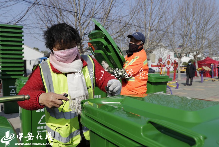 安徽肥西：優(yōu)化鄉(xiāng)村環(huán)閱報(bào)欄燈箱境 分類(lèi)垃圾桶換新裝【組