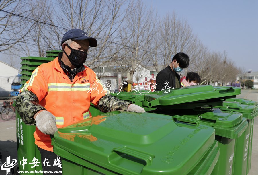 安徽肥西：優(yōu)化鄉(xiāng)村環(huán)閱報(bào)欄燈箱境 分類(lèi)垃圾桶換新裝【組