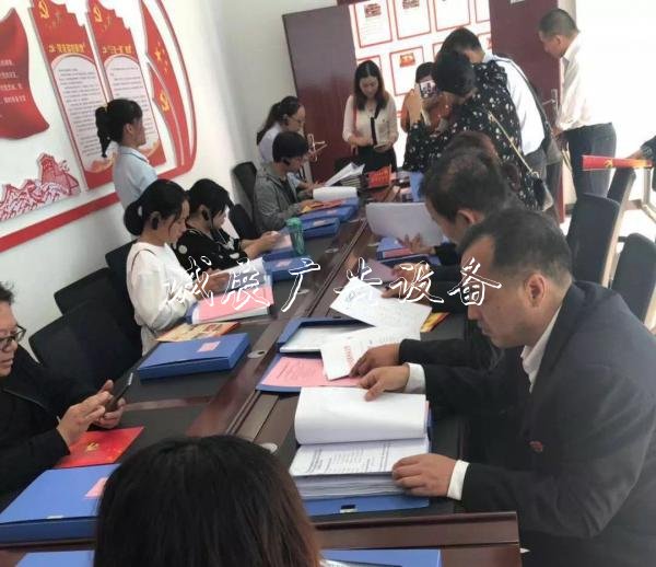 周至縣直機(jī)關(guān)工委到縣行政審批服務(wù)宣傳欄廠家局開(kāi)展機(jī)關(guān)黨建“互查、互評(píng)、互學(xué)、互促”活動(dòng)