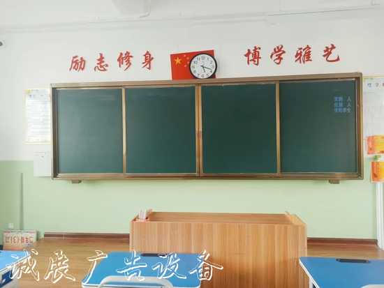“凈”待復(fù)課學(xué)子歸 鄭州北燈箱大新世紀(jì)實(shí)驗(yàn)學(xué)校校園衛(wèi)生大掃除