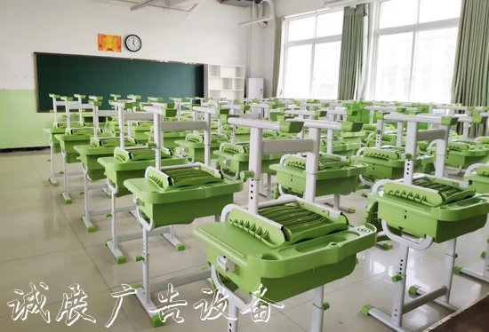 “凈”待復(fù)課學(xué)子歸 鄭州北燈箱大新世紀(jì)實(shí)驗(yàn)學(xué)校校園衛(wèi)生大掃除