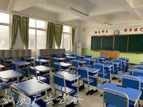 “凈”待復(fù)課學(xué)子歸 鄭州北燈箱大新世紀(jì)實(shí)驗(yàn)學(xué)校校園衛(wèi)生大掃除