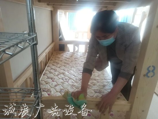 “凈”待復(fù)課學(xué)子歸 鄭州北燈箱大新世紀(jì)實(shí)驗(yàn)學(xué)校校園衛(wèi)生大掃除