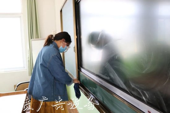 “凈”待復(fù)課學(xué)子歸 鄭州北燈箱大新世紀(jì)實(shí)驗(yàn)學(xué)校校園衛(wèi)生大掃除