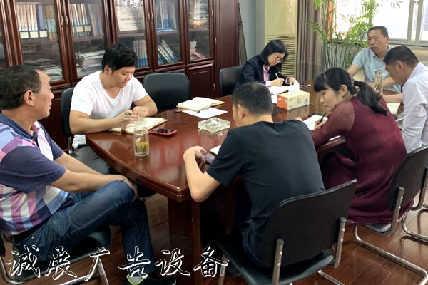 上下齊心 蘇州新東苑宣傳欄廠家社區(qū)引領(lǐng)垃圾分類新時(shí)尚