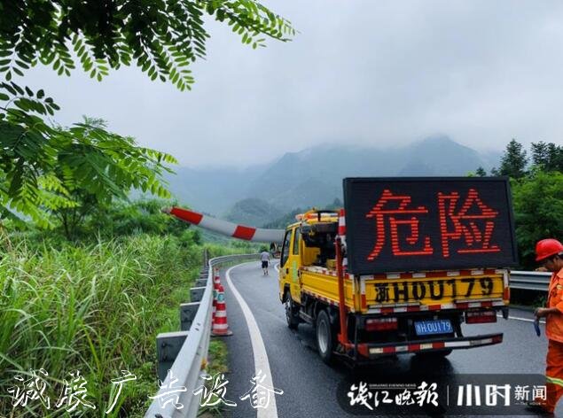 80米長(zhǎng)的“巨無霸”誤闖服文化宣傳欄務(wù)區(qū)，拆了指路牌后才順利脫困