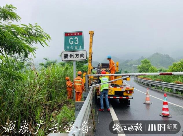80米長(zhǎng)的“巨無霸”誤闖服文化宣傳欄務(wù)區(qū)，拆了指路牌后才順利脫困
