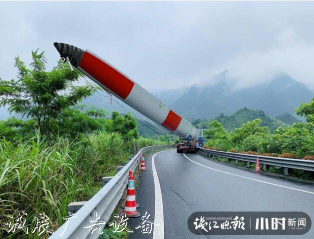 80米長(zhǎng)的“巨無霸”誤闖服文化宣傳欄務(wù)區(qū)，拆了指路牌后才順利脫困