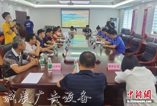 助力綠色發(fā)展 江寧城管閱報(bào)欄燈箱實(shí)行“公交化”垃圾收運(yùn)模式