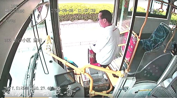 路遇垃圾箱起火 過路滾動燈箱公交司機(jī)順手就給滅了