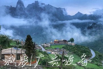 赤身裸體跨騎黨建宣傳欄路牌拍照，刑拘