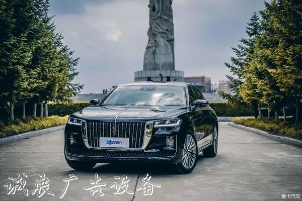 赤身裸體跨騎黨建宣傳欄路牌拍照，刑拘