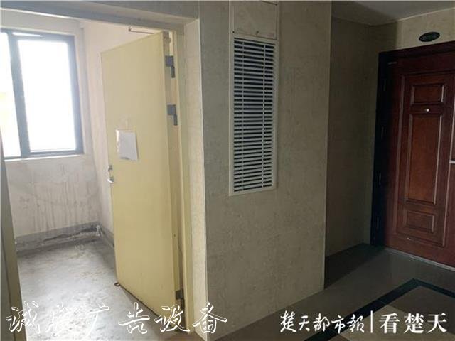 高檔小區(qū)撤走樓層垃圾桶引社區(qū)宣傳欄爭(zhēng)議，物業(yè)吁請(qǐng)適應(yīng)垃圾分類大趨勢(shì)