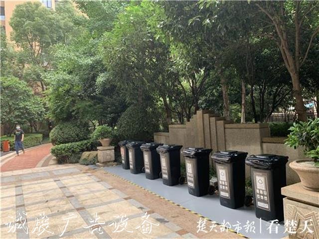 高檔小區(qū)撤走樓層垃圾桶引社區(qū)宣傳欄爭(zhēng)議，物業(yè)吁請(qǐng)適應(yīng)垃圾分類大趨勢(shì)