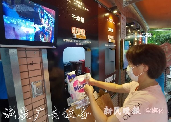 垃圾箱細(xì)節(jié)取勝收運(yùn)車太陽能垃圾桶自動(dòng)稱重 這里的垃圾分類
