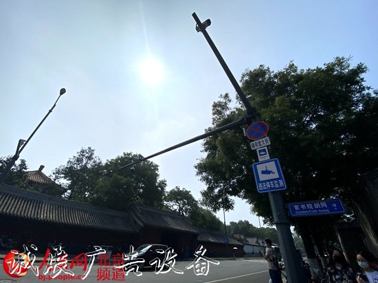 探頭路牌路燈共用一桿戶外滾動(dòng)燈箱 北京今年重點(diǎn)改造20多條道路