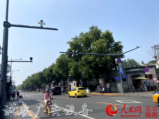 探頭路牌路燈共用一桿戶外滾動(dòng)燈箱 北京今年重點(diǎn)改造20多條道路