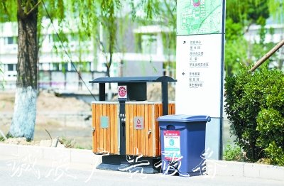 帶蓋的口罩垃指路牌圾箱成新標配