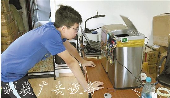 太陽能充電，聲控開關(guān)指路牌燈箱……愛干家務(wù)的男生發(fā)明