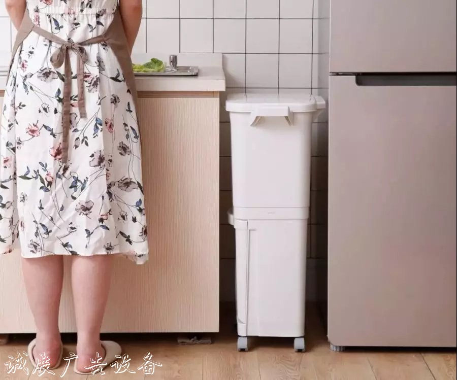 來自日本的干濕分離垃廣告燈箱圾桶，終于換掉了居委會