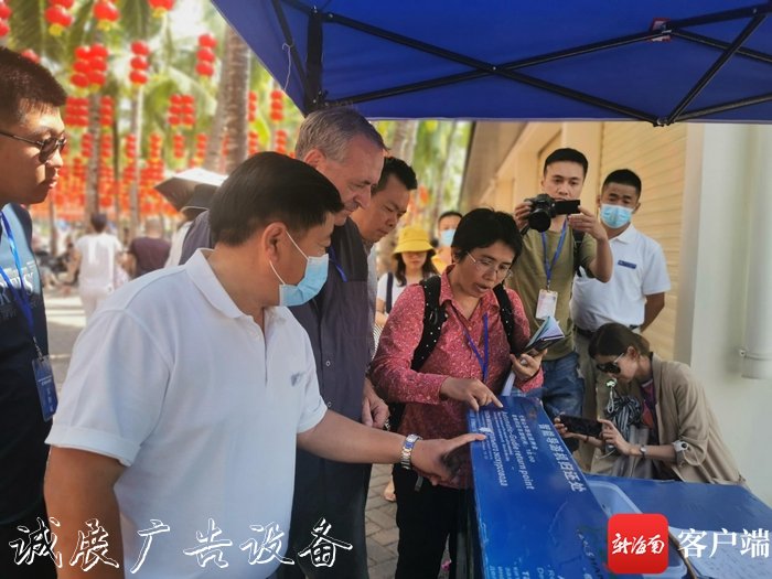海南外語標(biāo)識標(biāo)牌糾錯滾動式燈箱活動實(shí)地走訪團(tuán)走進(jìn)三亞