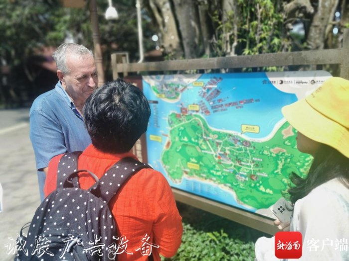 海南外語標(biāo)識標(biāo)牌糾錯滾動式燈箱活動實(shí)地走訪團(tuán)走進(jìn)三亞