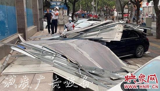 大風(fēng)吹落燈箱鐵架宣傳欄 砸中奔馳車(chē)（組圖）