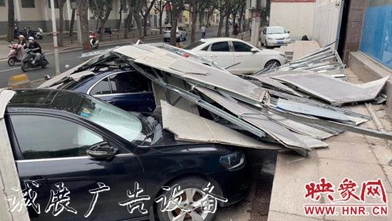 大風(fēng)吹落燈箱鐵架宣傳欄 砸中奔馳車(chē)（組圖）