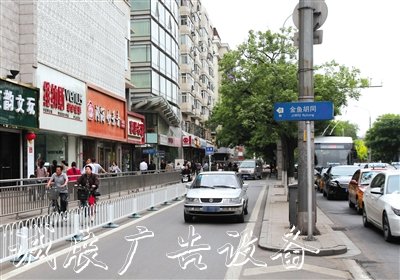 東城區(qū)金魚胡同的路牌指向了一家工藝品店。 本版攝影/實(shí)習(xí)生 彭子洋