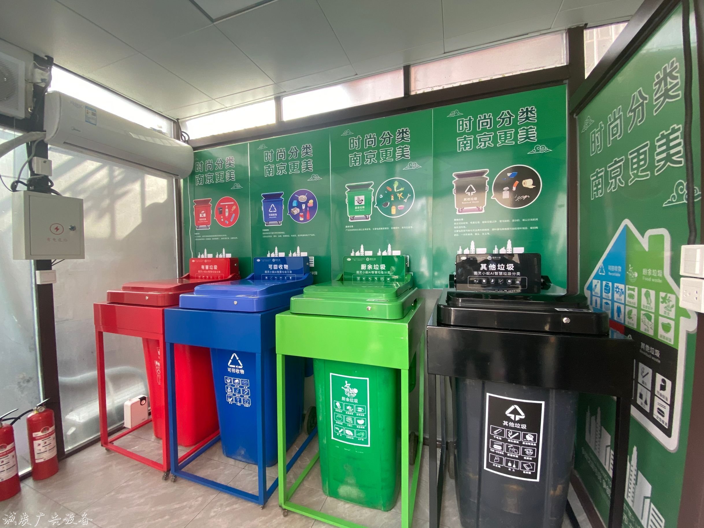 南京垃圾分類亭房越來越戶外滾動(dòng)燈箱貼心 智能垃圾桶蓋試點(diǎn)上線