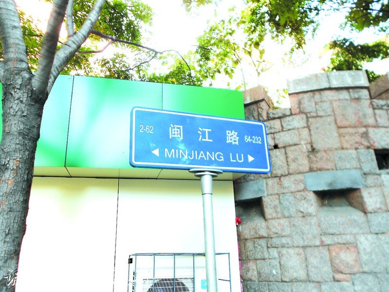 一看路牌顏色，不銹鋼宣傳欄就知東西南北(圖)