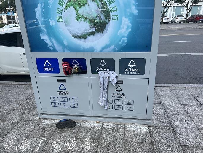 垃圾箱廣告位現(xiàn)重慶街頭，網(wǎng)紅城市應(yīng)如何美化城市街景？