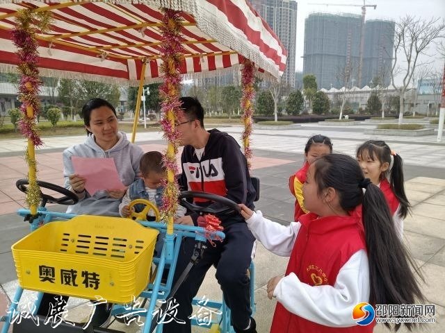 大祥區(qū)三八亭小學(xué)路燈燈箱開(kāi)展垃圾分類(lèi)宣傳活動(dòng)